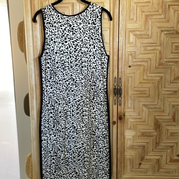 NWOT black & white knit dresss —Tahari - Picture 4 of 4